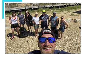 Ageas employees beach clean selfie