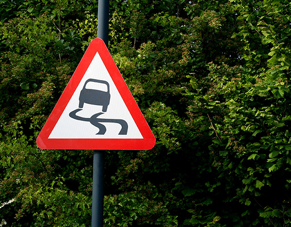 Slippery road warning sign