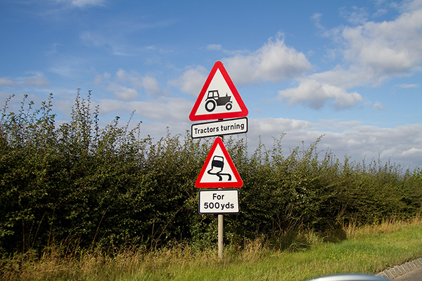 Farm vehicles warning sign