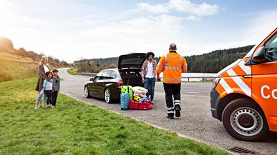 RAC van helps family with broken down car on roadside